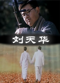 而刘嘉玲在现场 众女星争奇斗艳亮相 刘嘉玲、范冰冰比赛抛美胸 2013-07-27 7月26日，范冰冰、刘嘉玲、孙俪、吴秀波、霍思燕、胡兵等出席某品牌活动，刘嘉玲睡衣长袍现身，大秀胸前春光。